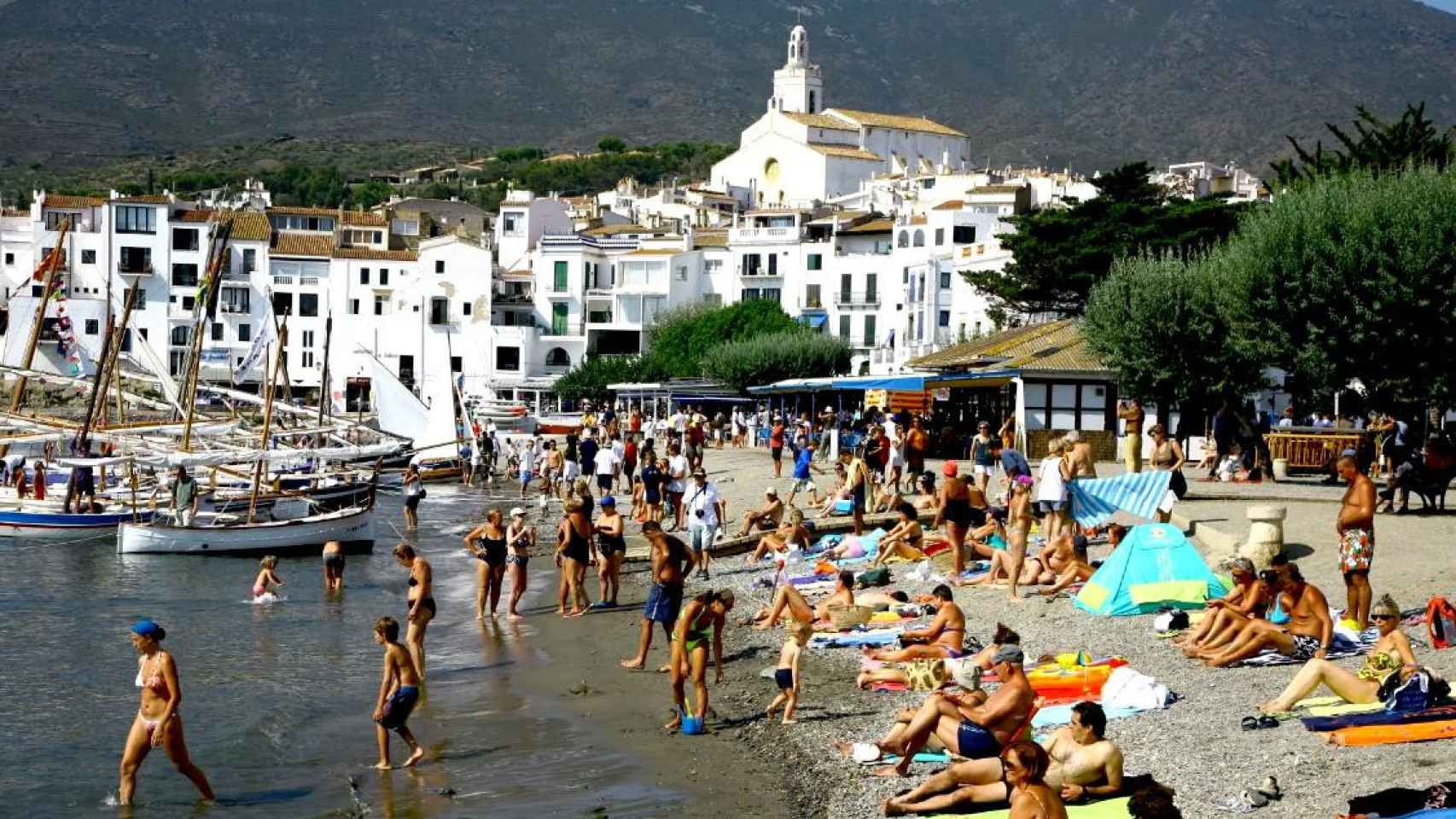 Una playa con turistas en Cadaqués, en la Costa Brava / EFE