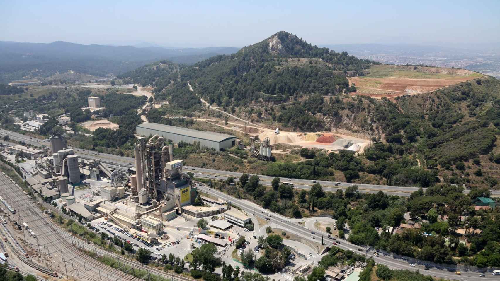 a fábrica de Lafarge en Montcada i Reixac (Barcelona), del Grupo Holcim / LAFARGEHOLCIM