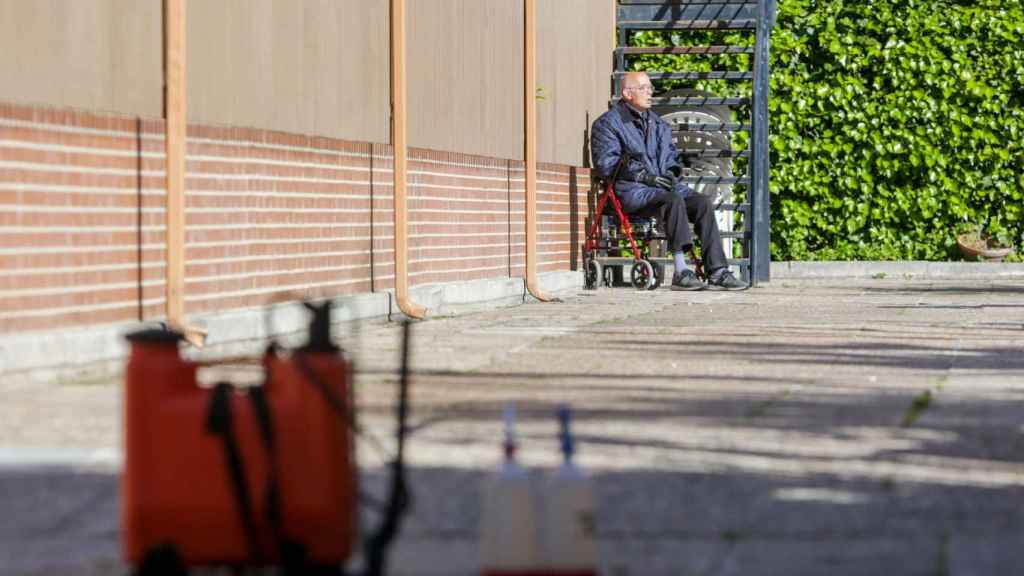 Un anciano sentado en una de las residencias privadas de mayores / EP