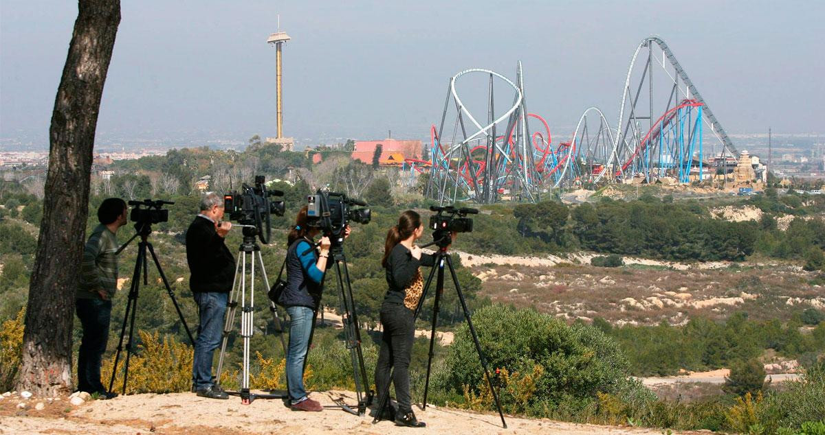 Reporteros grabando los terrenos del futuro BCN World con sus cámaras / EFE