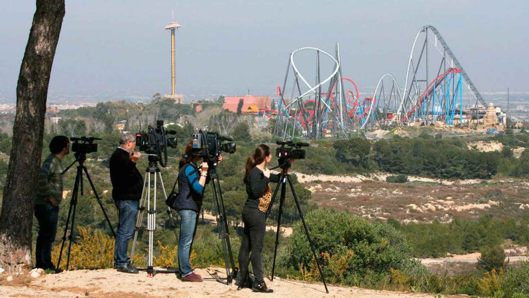 Reporteros grabando los terrenos del futuro BCN World con sus cámaras / EFE