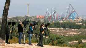 Reporteros grabando los terrenos del futuro BCN World con sus cámaras / EFE