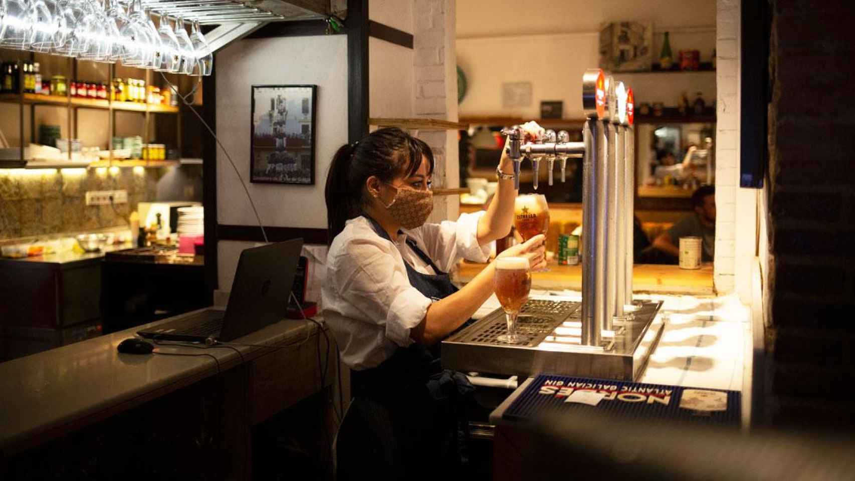 Imagen de una camarera en un bar de Barcelona / EP