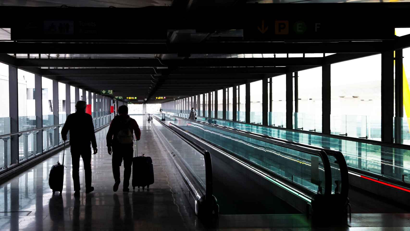 Dos pasajeros de varias aerolíneas en el aeropuerto de Barajas / EFE