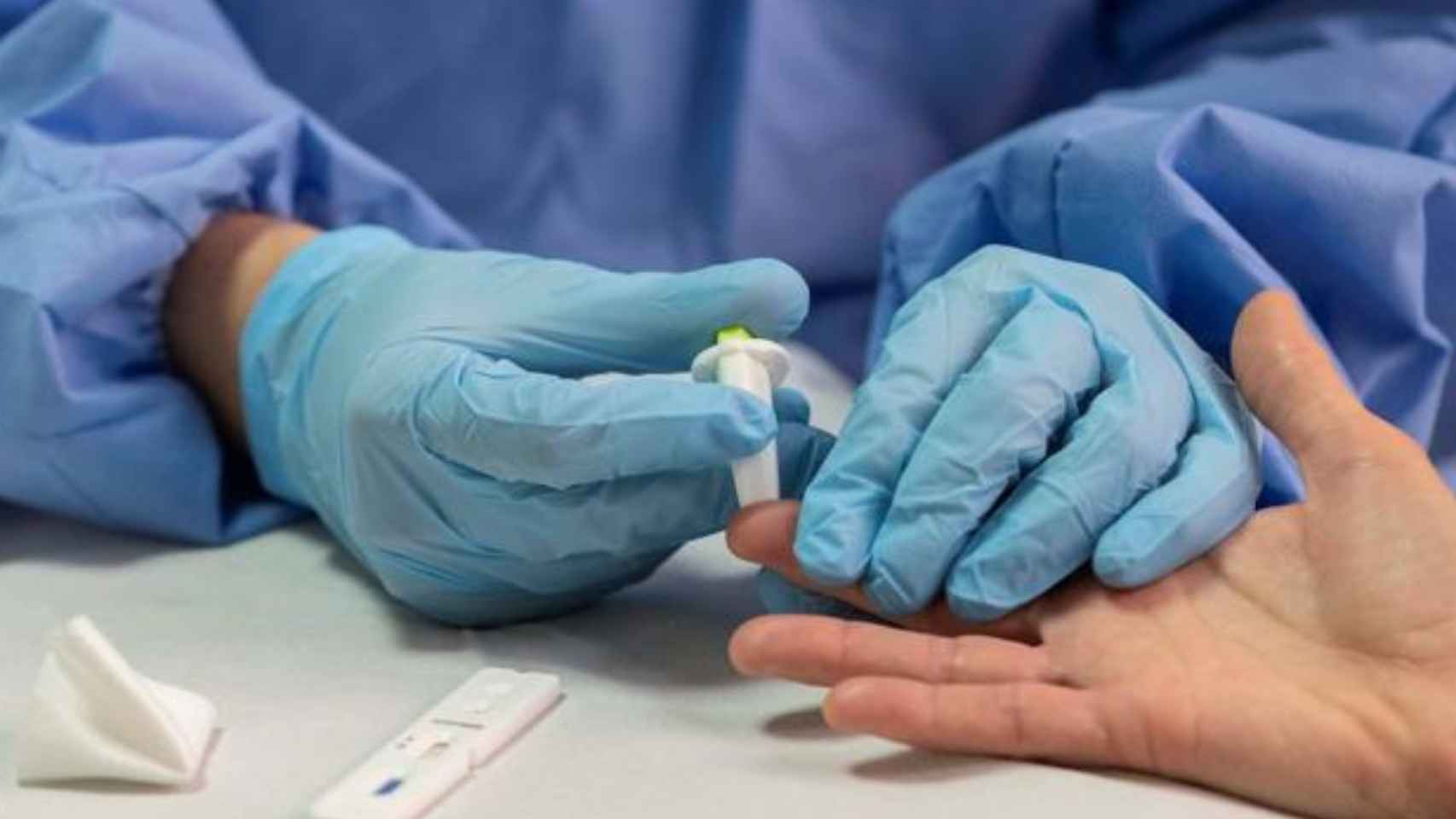 Un sanitario realiza un test de Covid / EFE