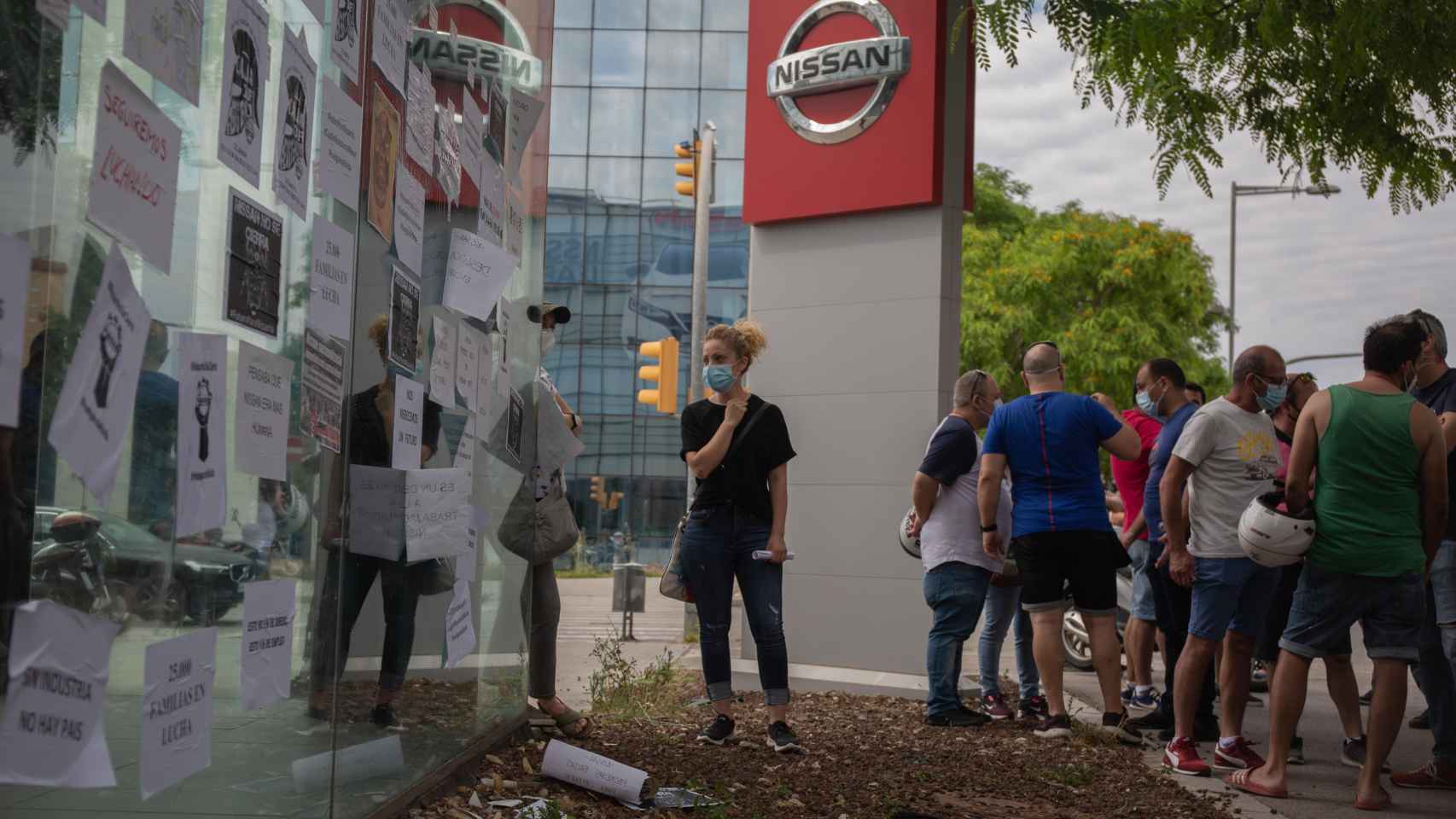 Trabajadores de Nissan cuelgan carteles en uno de los concesionarios de la firma / EP