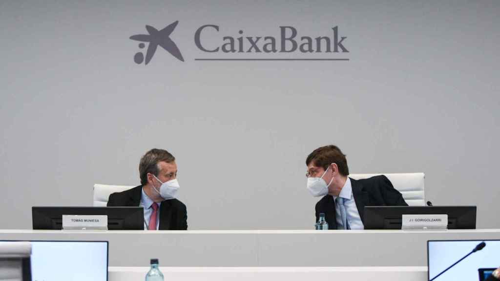 El consejero delegado de CaixaBank y consejero delegado de la nueva entidad, Gonzalo Gortázar (i), conversa con el presidente de Bankia y presidente ejecutivo de la nueva entidad, José Ignacio Goirigolzarri, durante una reunión del nuevo Consejo de Admini