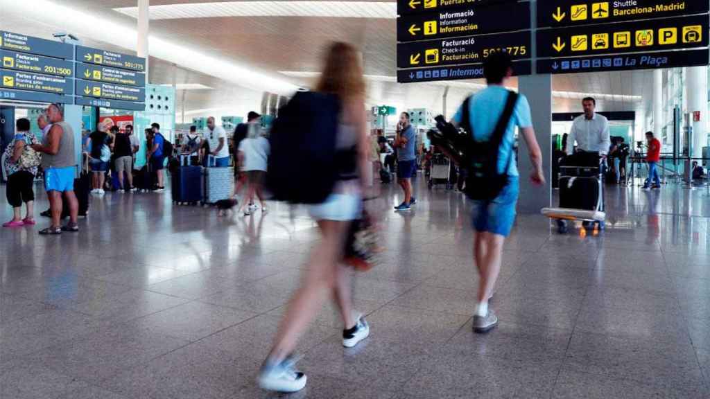 Imagen del aeropuerto de El Prat de Barcelona, donde una huelga ha pasado de nuevo desapercibida / EFE