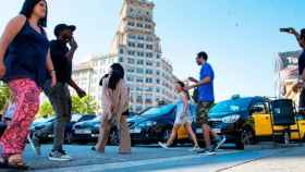 Taxistas estacionados en plena Gran Vía de Barcelona / EFE