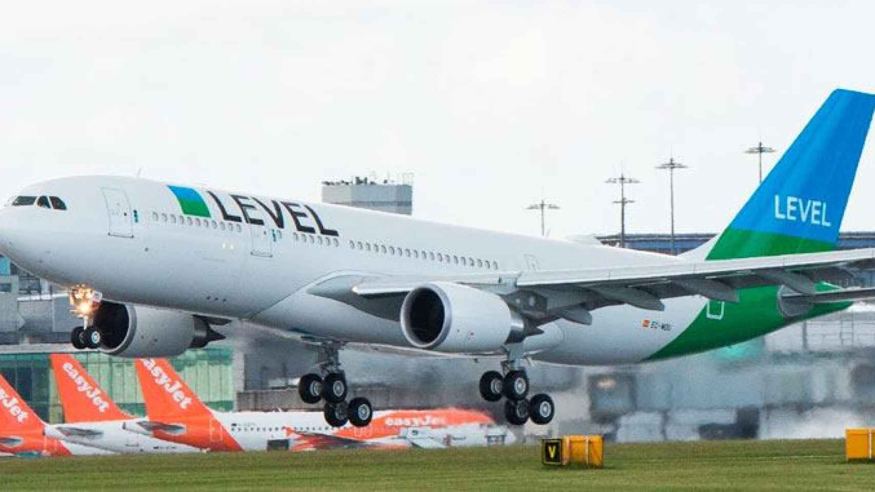 Una aeronave de Level, una de las aerolíneas de largo radio que opera desde el aeropuerto de El Prat de Barcelona / CG