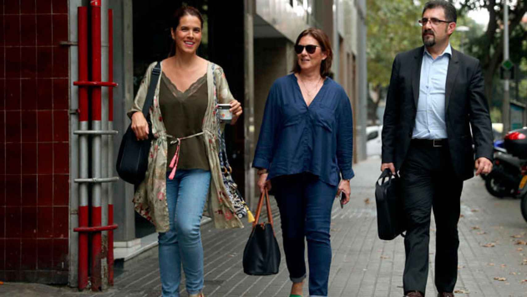 La responsable de Recursos Humanos de Eulen, Mabel Yáñez (c), llegando a la reunión el martes / EFE