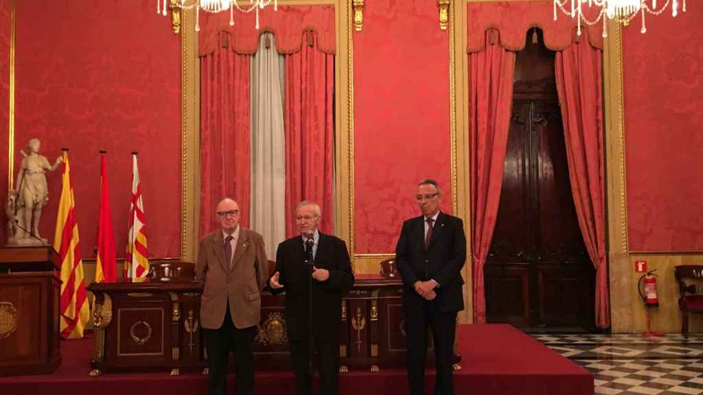 El vicepresidente primero de la Cambra de Comerç de Barcelona, Josep Manuel Basañez; el presidente de la Cambra, Miquel Valls, i uno de sus vocales, Joan Gaspart, hoy en el encuentro de Navidad con la prensa en la Llotja de Barcelona /CG