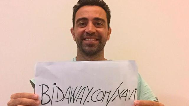 El exjugador del Barça, Xavi Hernández, promociona su subasta de BidAway / TWITTER