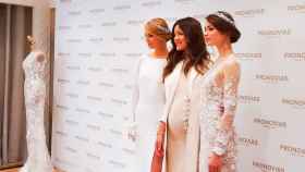 Malena Costa posa con dos modelos vestidas con diseños de la nueva colección de Pronovias, en la tienda de la firma en la Rambla de Catalunya (Barcelona).