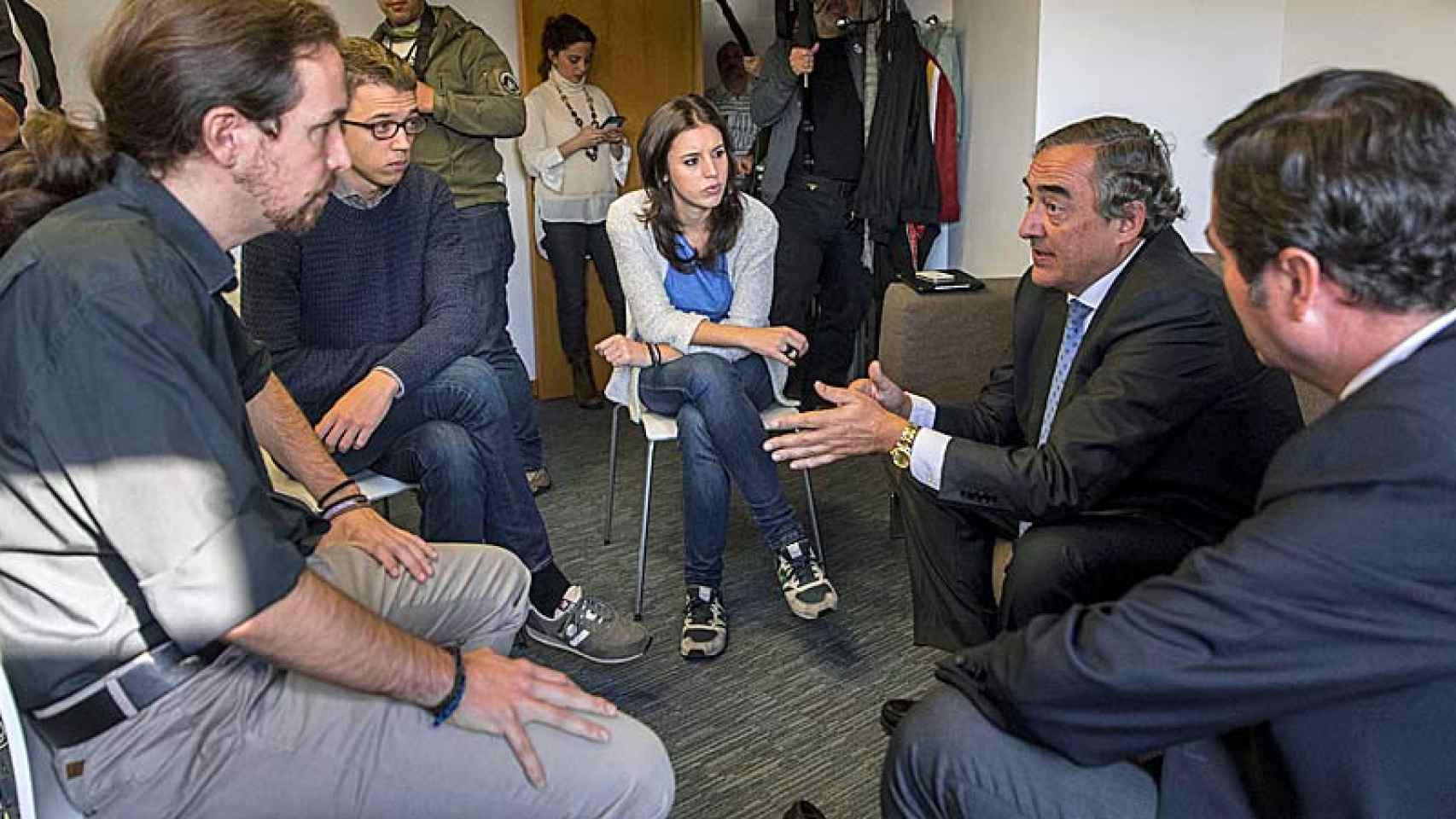 Los dirigentes de Podemos Pablo Iglesias y Íñigo Errejón, durante la reunión con el  presidente de la CEOE, Juan Rosell, y con el presidente de CEPYME, Antonio Garamendi