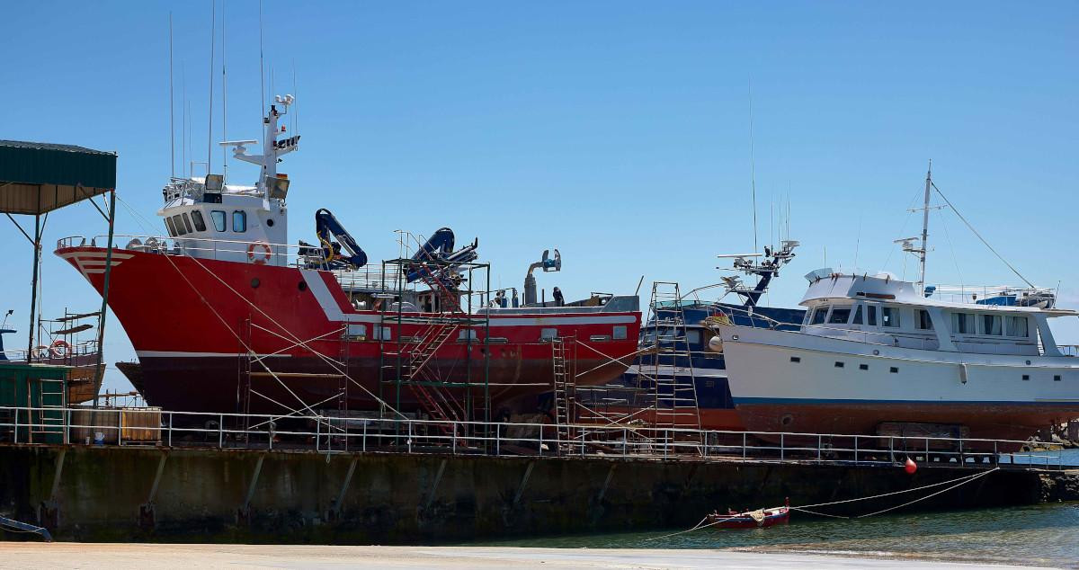 Embarcaciones en un muelle de mantenimiento / PLATAFORMA DE AFECTADOS POR LA POTENCIA PESQUERA