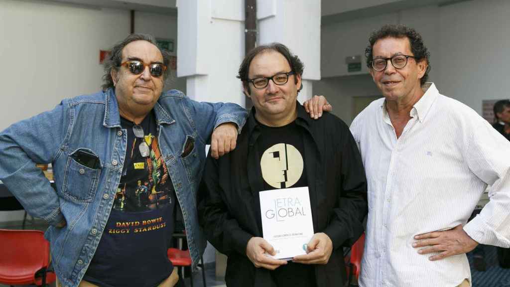 Ramón de España, Carlos Mármol y Diego Carrasco con un ejemplar de 'Letra Global' en el 'Bookstock' de Sevilla. / JAIME MARTÍNEZ