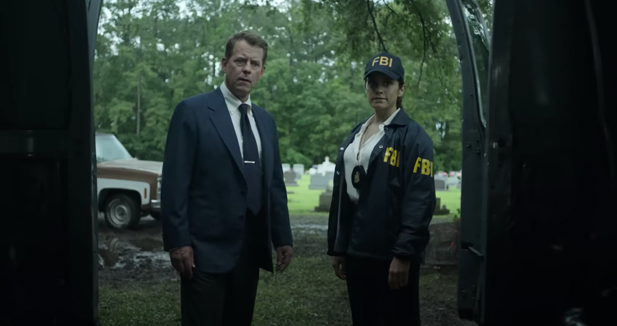 Greg Kinnear y Sepideh Moafi (d) en una escena de 'Black bird'