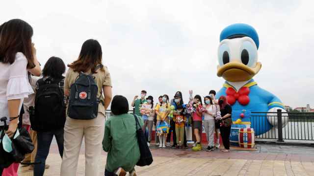 China encierra a 20.000 visitantes de Disneyland por Covid