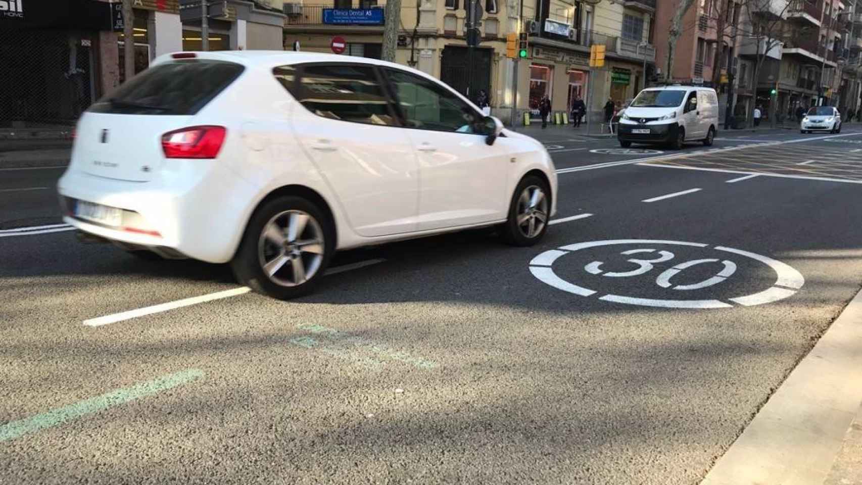 Un coche en un carril de ciudad cuya velocidad es 30 km/h / EP