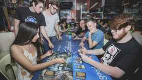 Jóvenes jugando a Magic: The Gathering / WIZARDS OF THE COAST