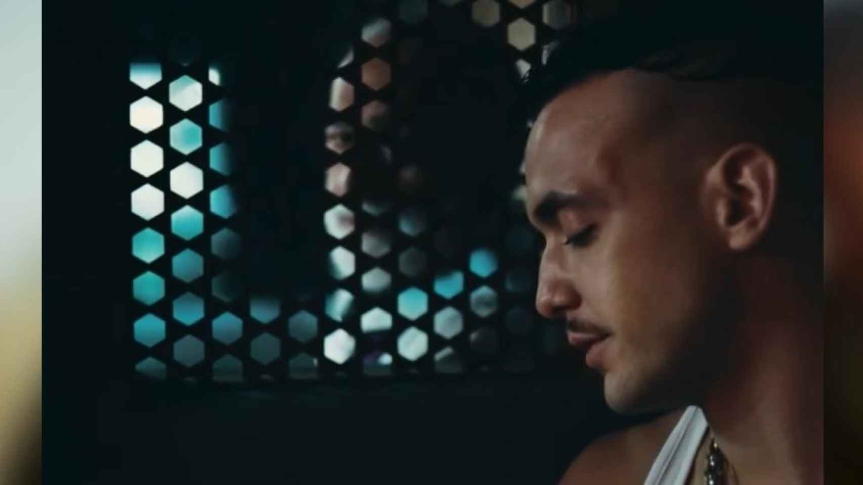 C. Tangana en el videoclip de 'Demasiadas Mujeres'