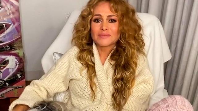 Paulina Rubio en su casa, a punto de llorar / INSTAGRAM