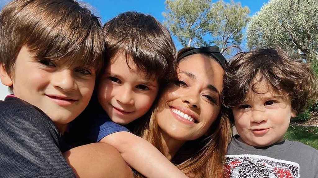 Antonella Roccuzzo con sus tres hijos, la familia Messi Roccuzzo