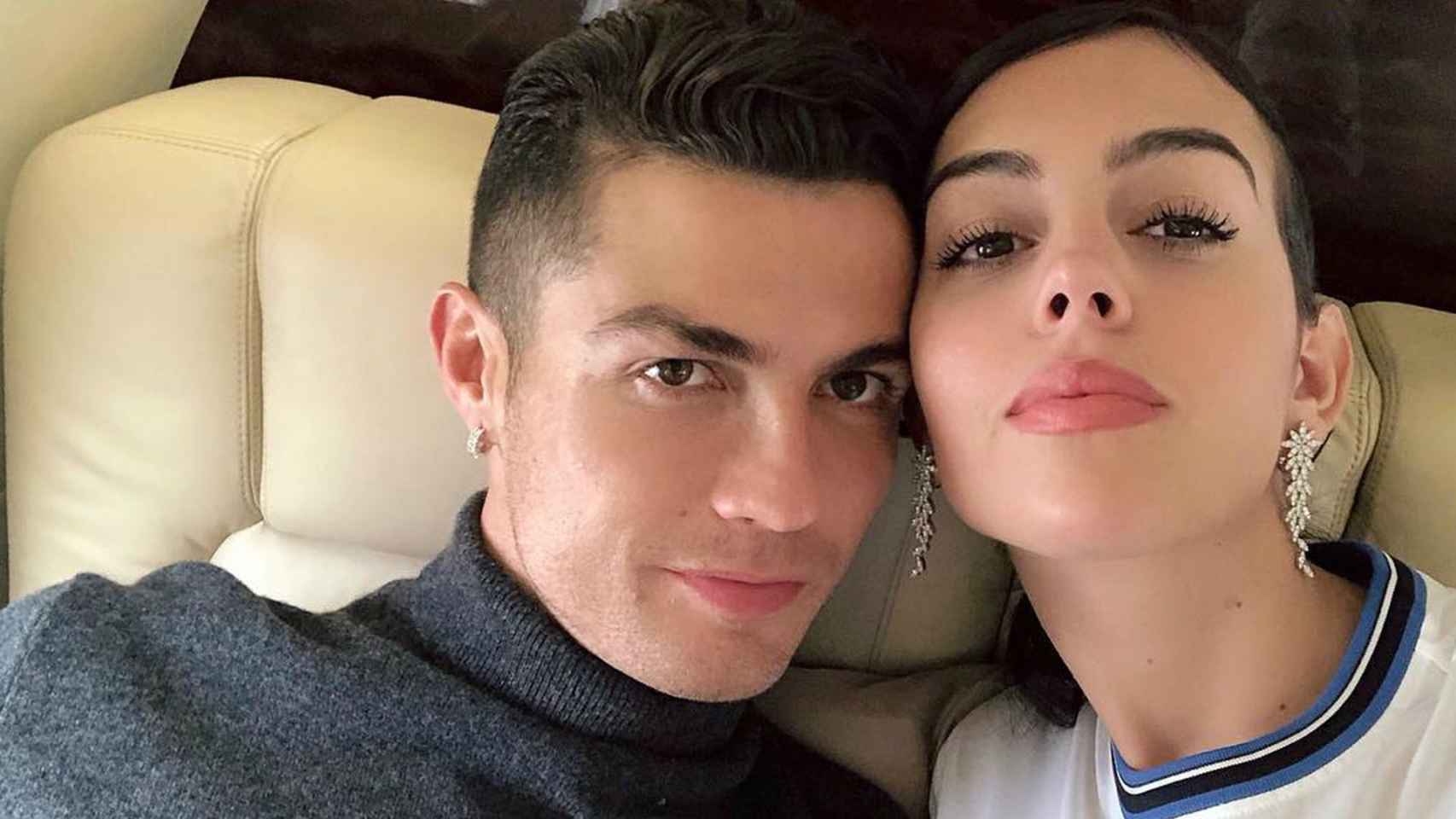 Georgina Rodríguez y Cristiano Ronaldo en su jet privado