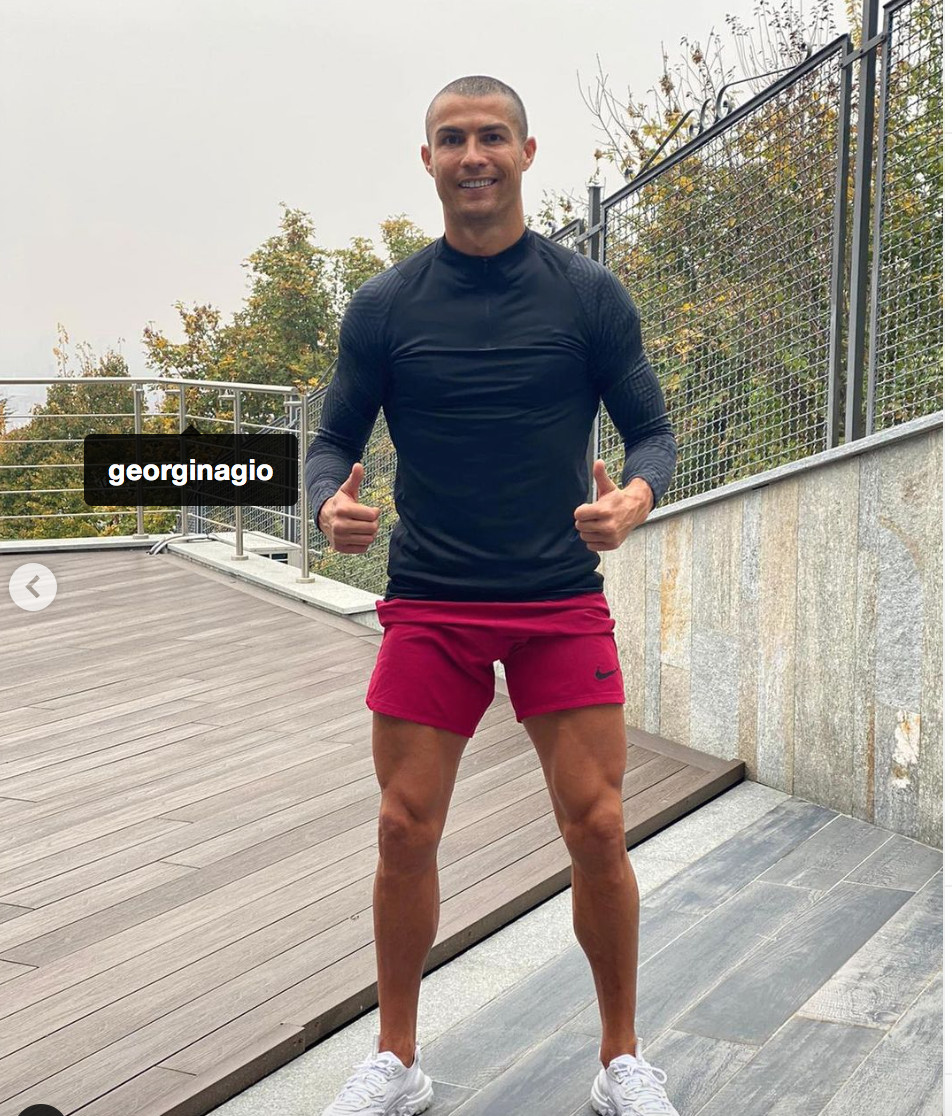 Cristiano Ronaldo con la cabeza rapada