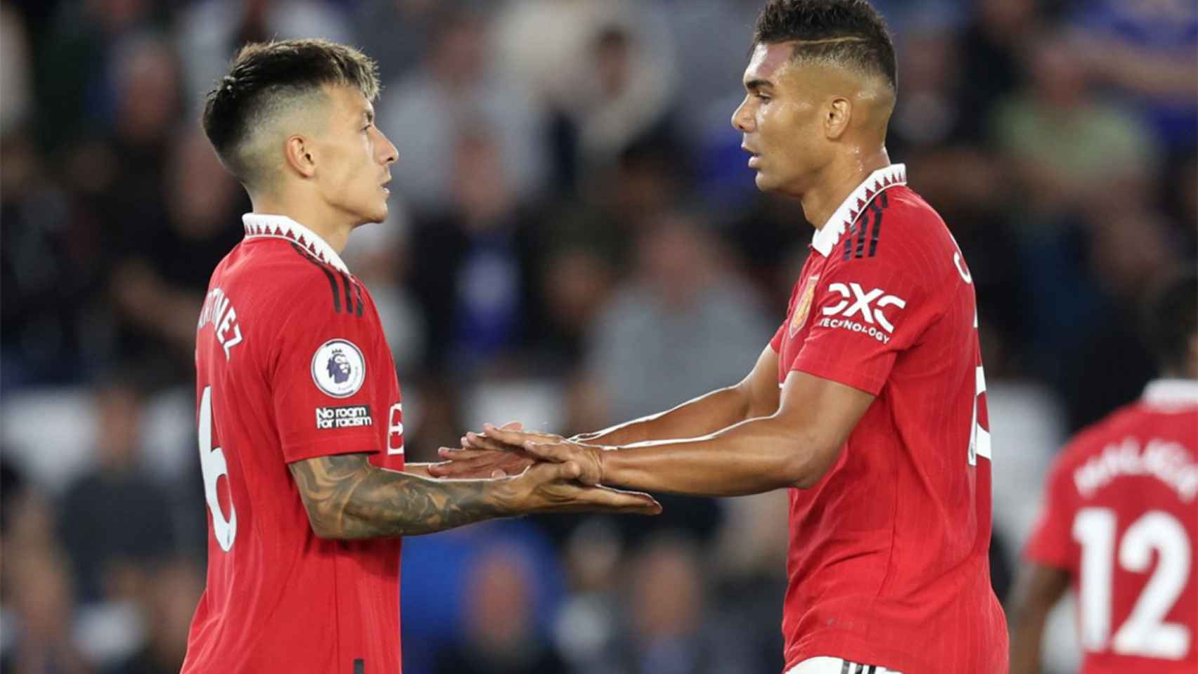 Casemiro y Lisandro Martínez, durante un partido del Manchester United / REDES