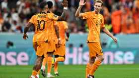 Memphis Depay felicita a Frenkie de Jong tras marcar a Qatar / EFE