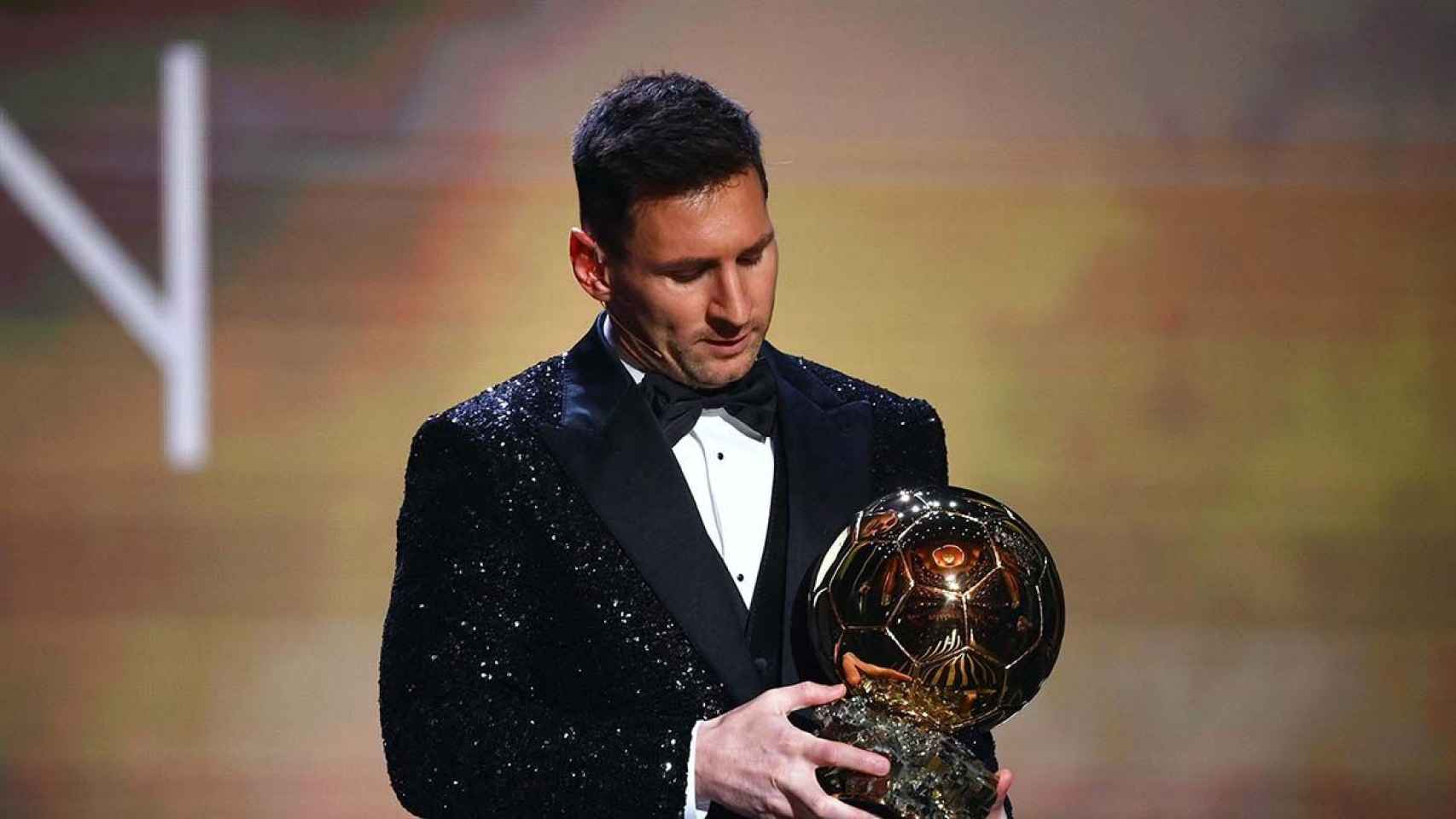 Leo Messi observa el séptimo Balón de Oro de su carrera profesional / REDES