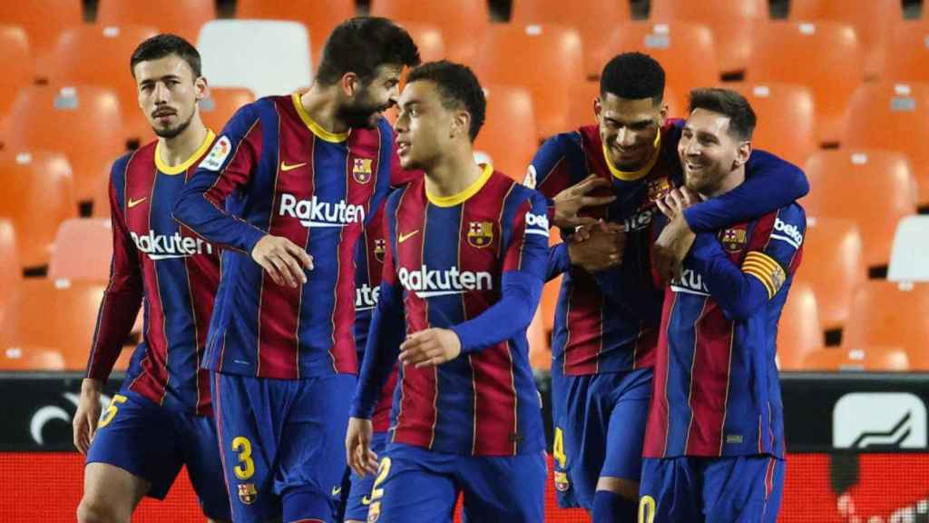 Messi con Araujo y Piqué en Mestalla / EFE