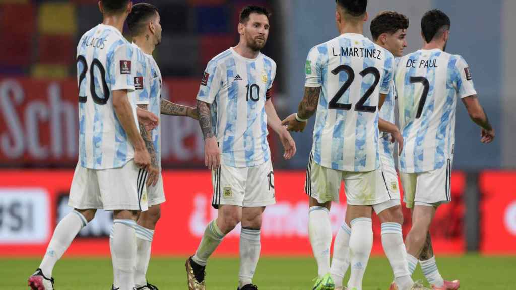 Messi, con sus compañeros contra Chile / EFE