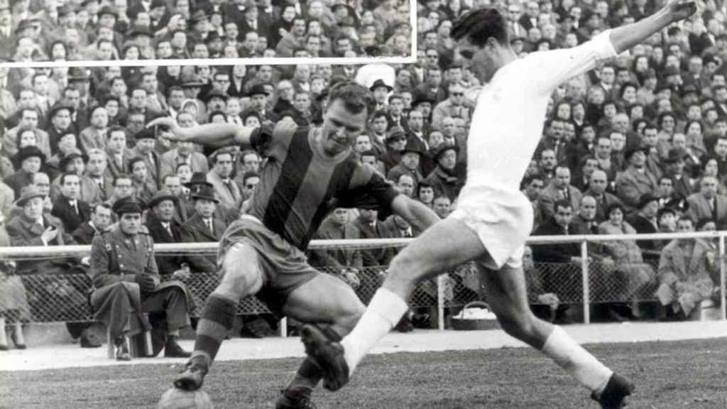 Ladislao Kubala en un partido del Barça