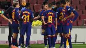 Messi da instrucciones a sus compañeros durante una pausa de hidratación | EFE