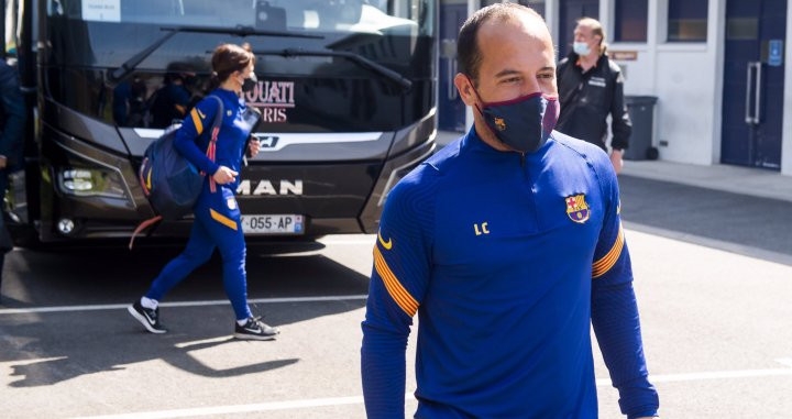 Lluís Cortés llegando a París con el Barça Femenino / FCB