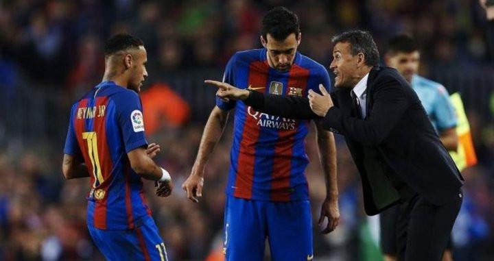 Luis Enrique, dando instrucciones a Neymar y Busquets | EFE