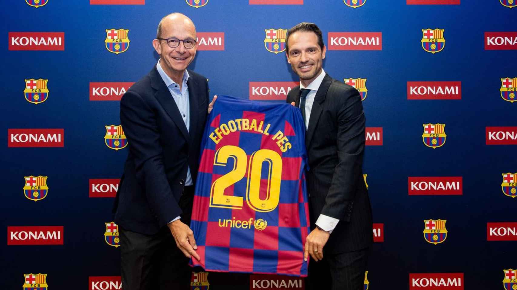 Jordi Cardoner y Jonas Lygaard, de Konami, presentando su renovación con el Barça en 2019 / FCB