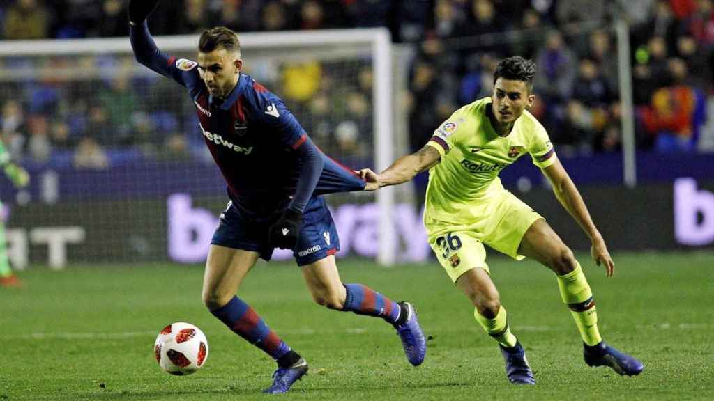 Chumi persigue a Borja Mayoral en el pasado Levante-Barça. El equipo culé está pendiente de la decisión del TAD / EFE