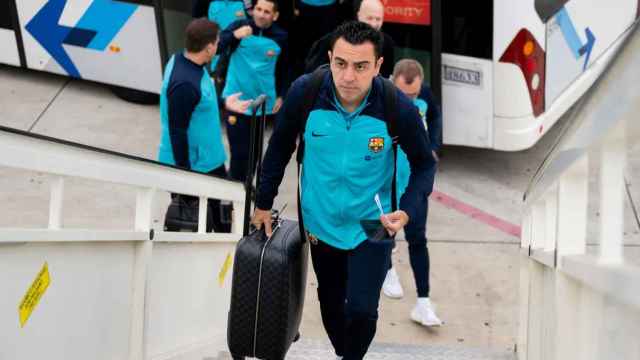 Xavi, antes de subir al avión, durante una expedición del Barça con ganas de seguir ganando en Liga / FCB