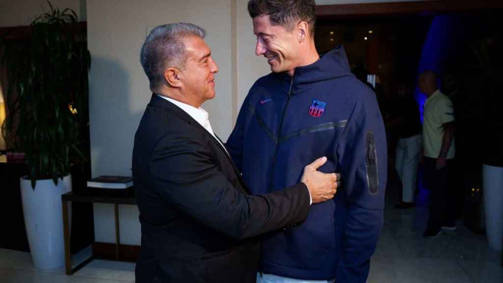 Joan Laporta y Robert Lewandowski, saludándose animadamente / FCB