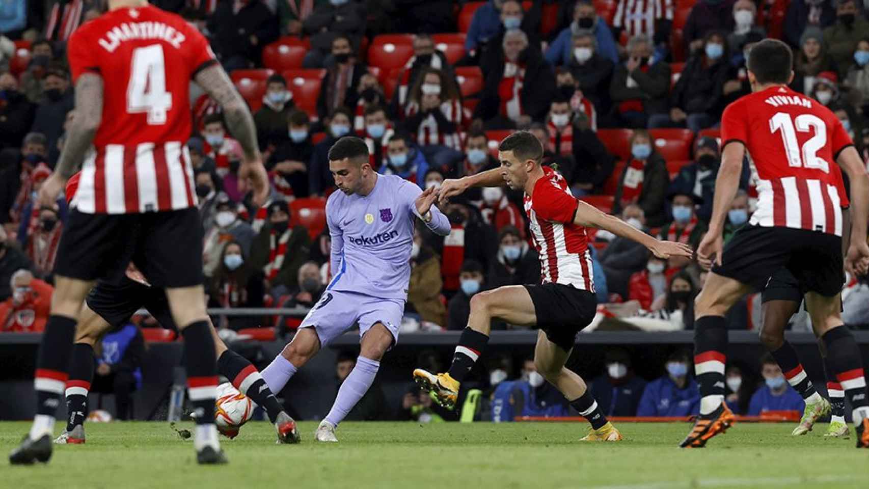 Ferran Torres, en la acción de su primer gol con el Barça / EFE