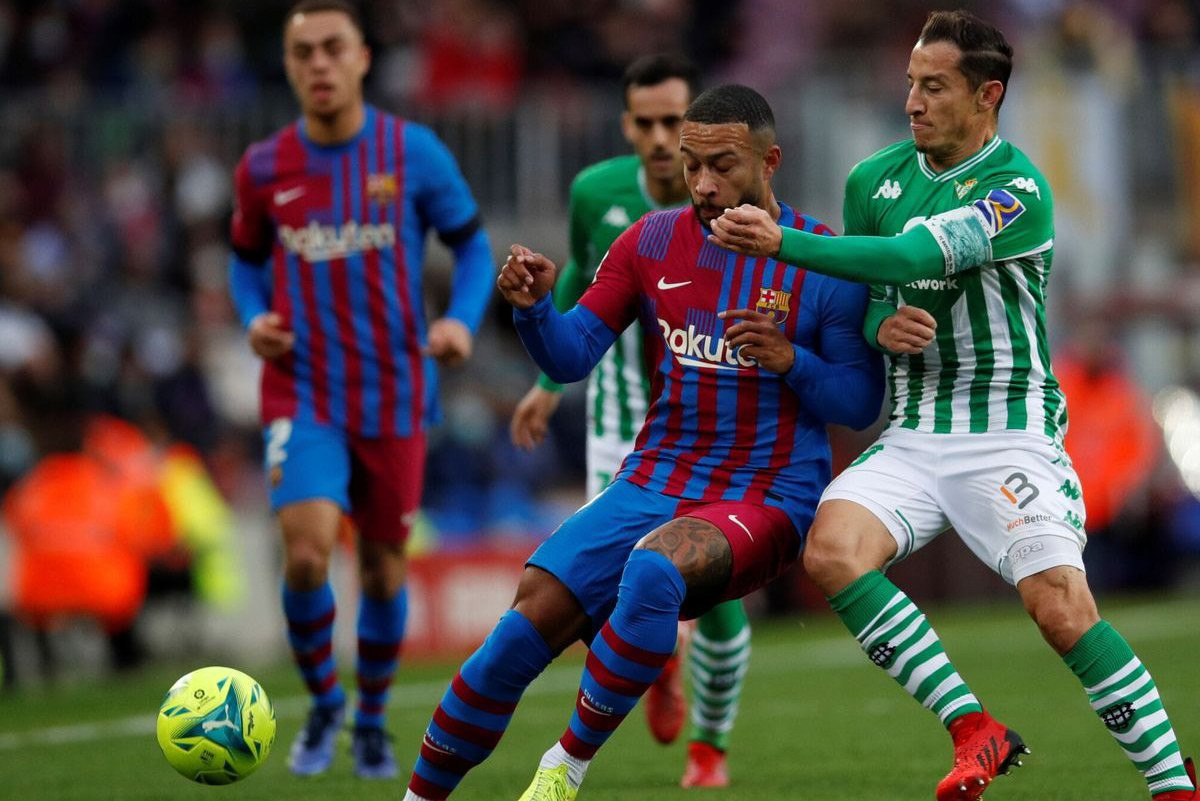 Memphis Depay, durante el partido contra el Betis en el Camp Nou / EFE