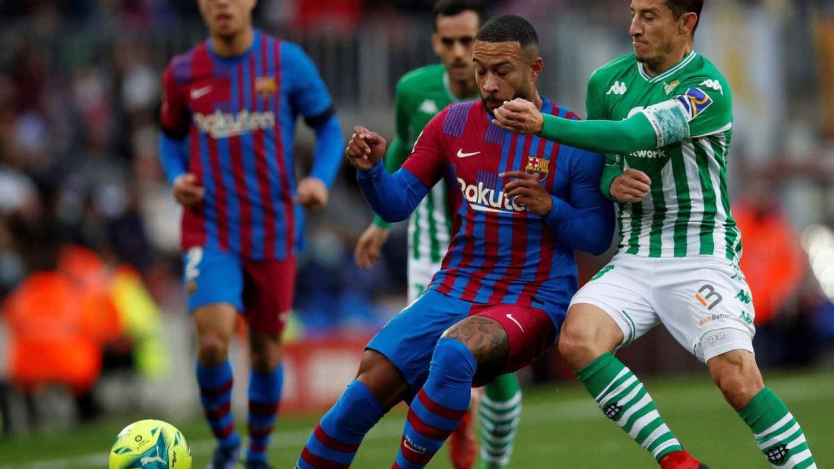 Memphis Depay, durante el partido contra el Betis en el Camp Nou / EFE