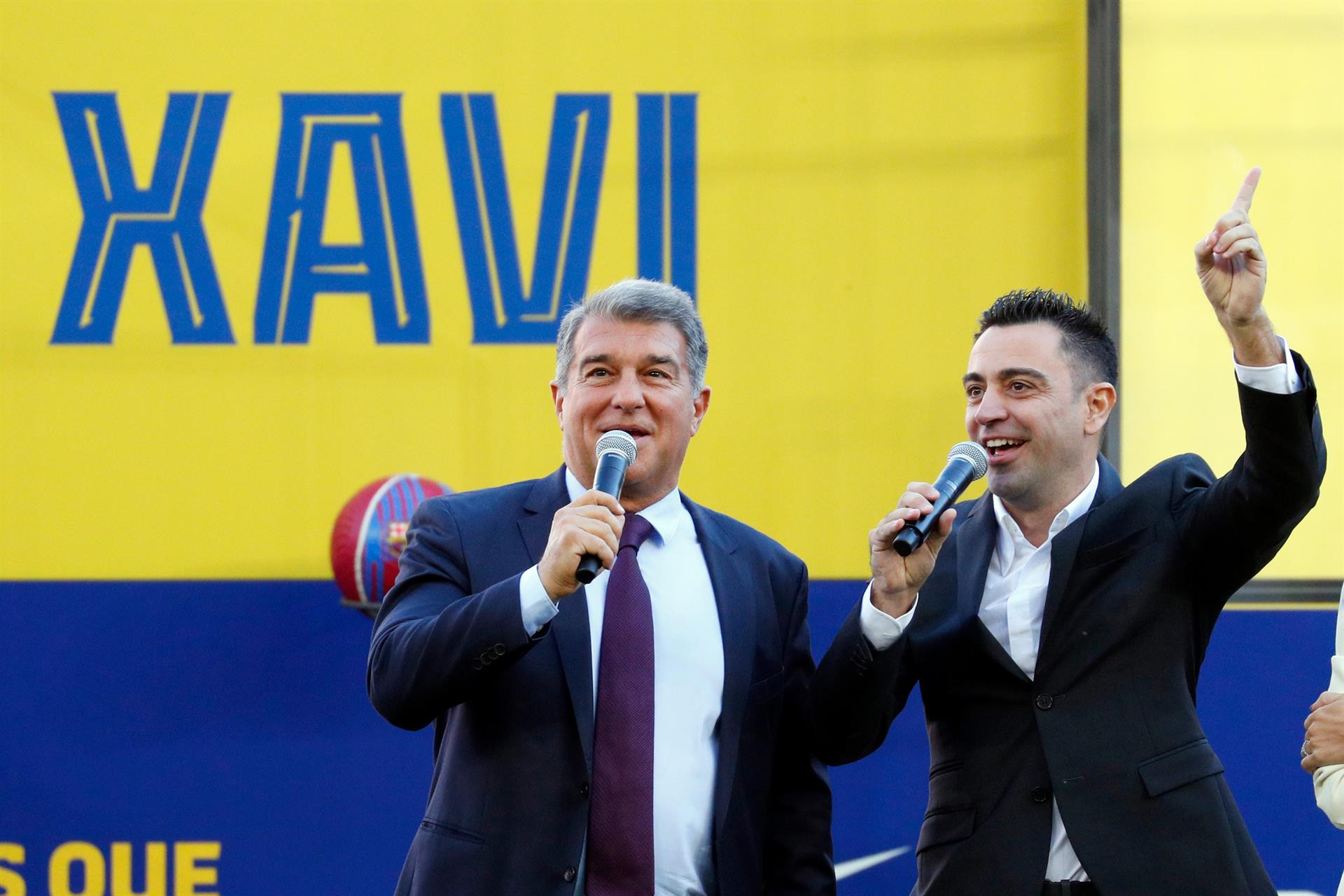 Laporta y Xavi, eufóricos, en la presentación del técnico ante la afición del Barça / EFE