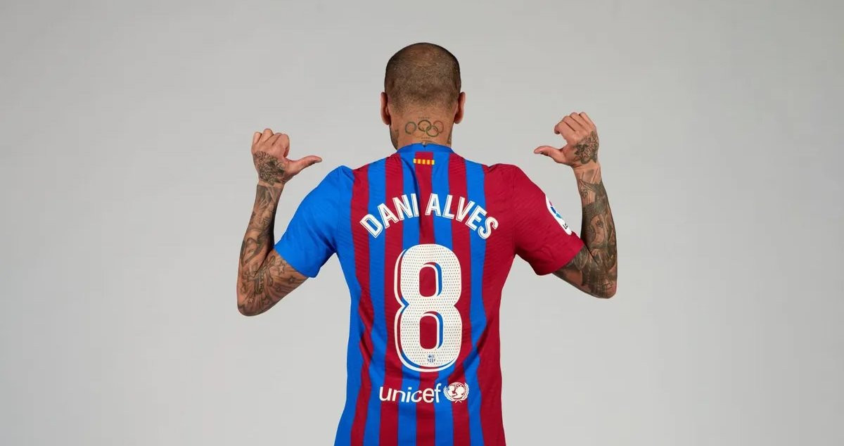 Dani Alves luce su nuevo dorsal en su segunda etapa con el Barça / FCB