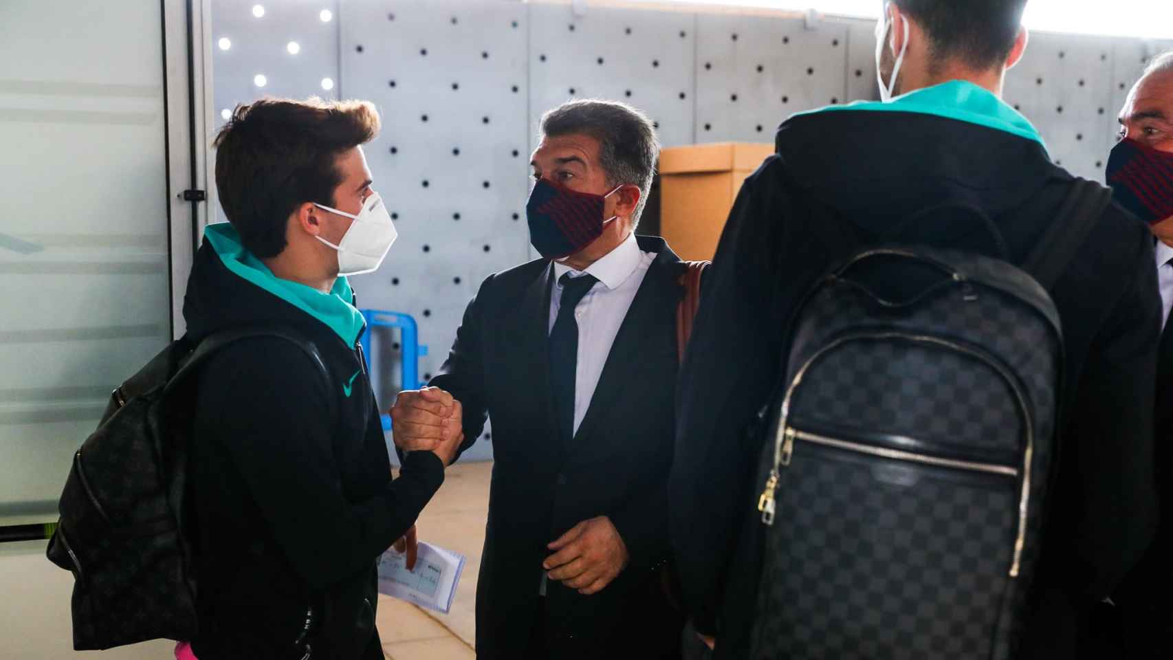 Joan Laporta, junto a los jugadores en el viaje a París | FCB