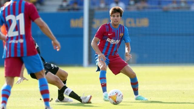 Riqui Puig, que llama de nuevo a la puerta de Koeman, en una acción en el amistoso contra el Nàstic / FCB